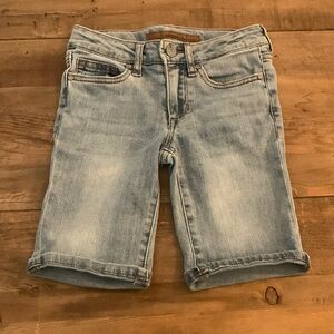 Girls Joes designer jean shorts. Bermuda styl, light wash.